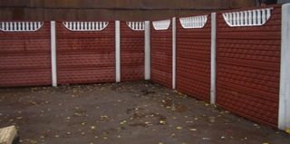 Установка забора из бетонных плит