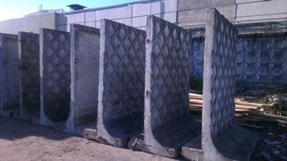 Установка забора из бетонных плит